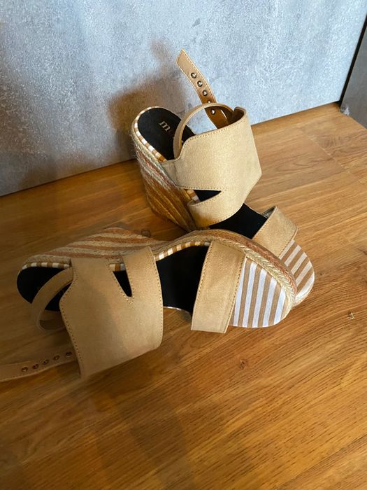 Buty, koturny monnari