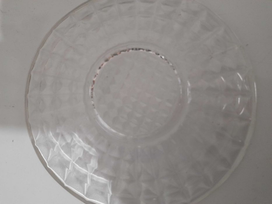 Lote de pratos antigos de sobremesa em vidro.