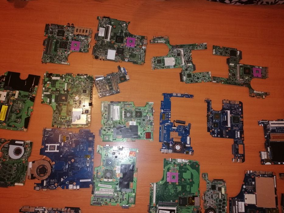 Caixa com diversas placas principais423160742224875522