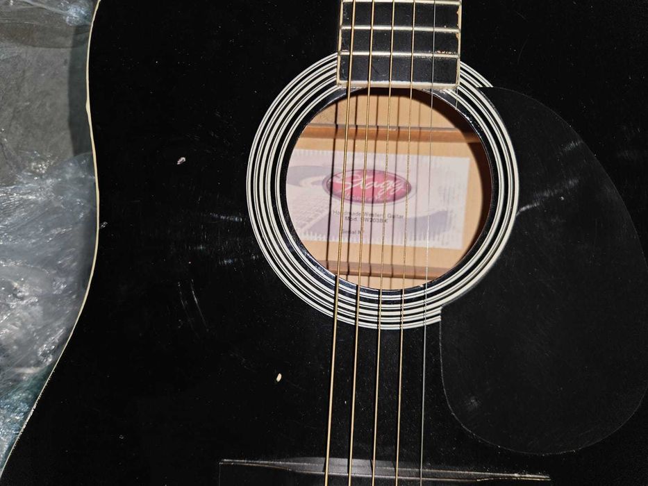 Guitarra e pendente431664130184325122