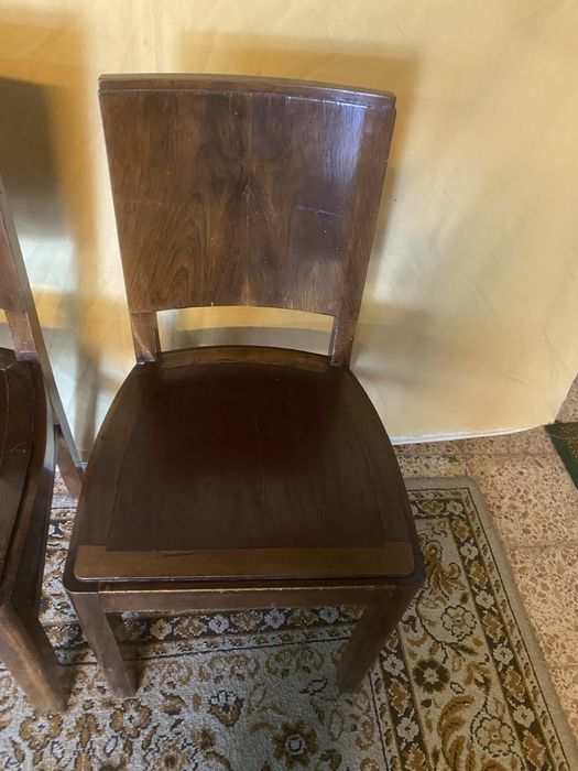 Cadeiras antigas em madeira