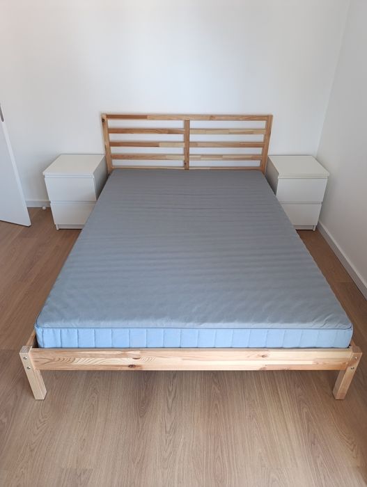 Cama de casal e 2 mesas de cabeceira