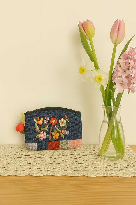 nowy Haftowany portfelik z pomponami