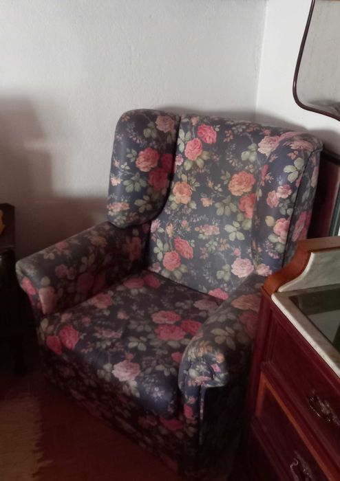 2 Poltronas bom estado tecido com flores.
