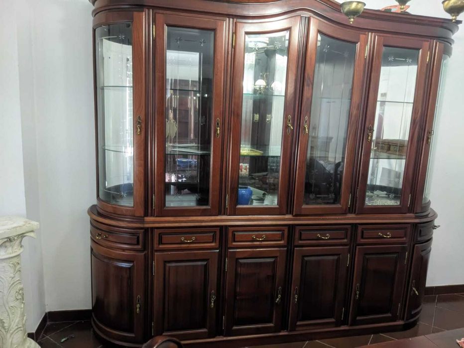 Vitrine Clássica em Madeira Maciça