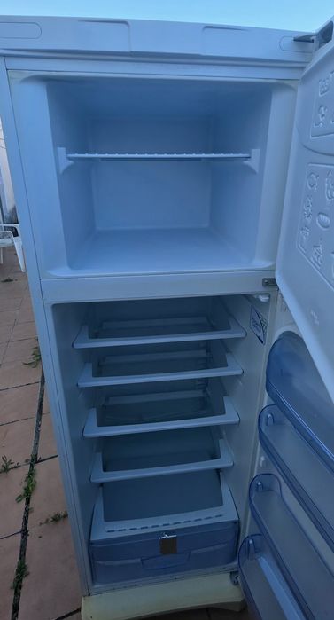 Frigorífico Indesit...Esta em bom estado  200€ negociável!
