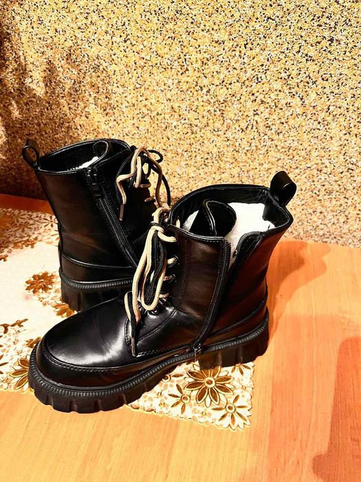 Продам  взуття для дівчинки.