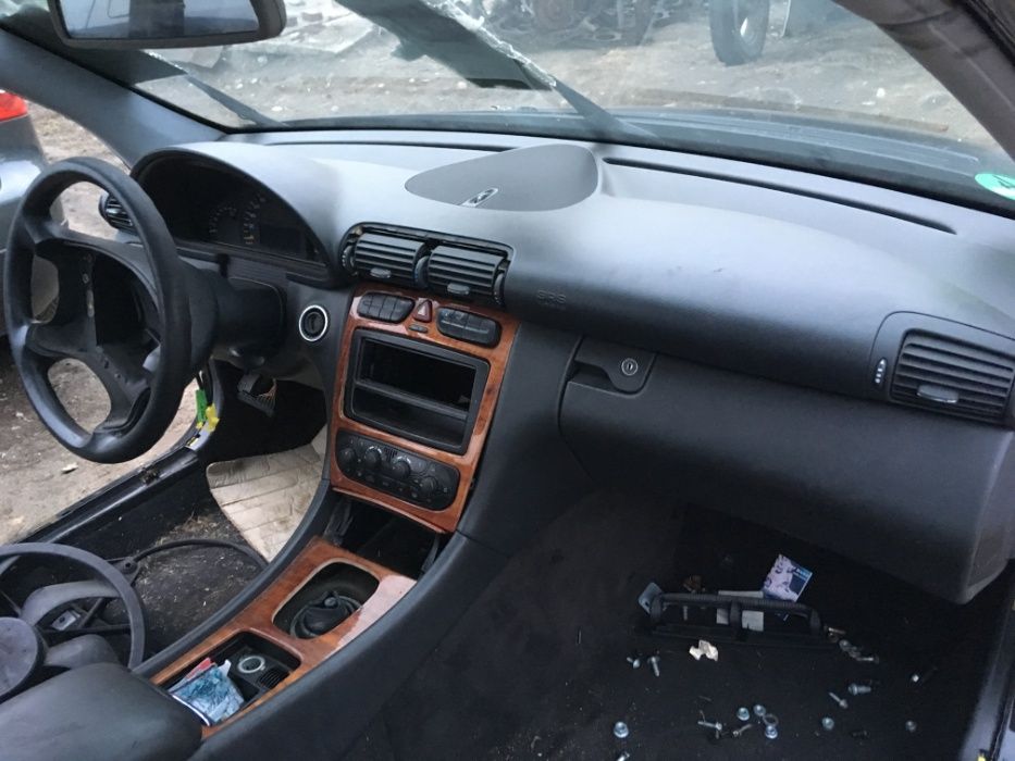 Mercedes C-klasa W 203 konsola deska rozdzielcza kokpit airbag