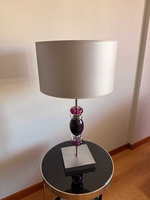 Candeeiro de mesa em tons prateado e rosa
