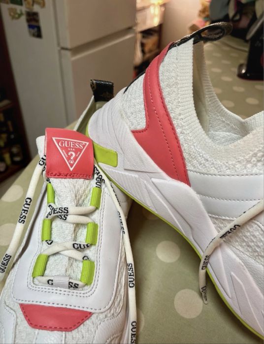 Ténis Guess 39 brancos, rosa e verde