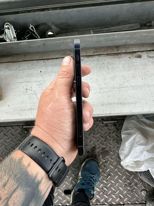 iPhone 12  на 64gb