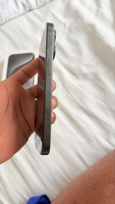 iPhone 15 Pro em muito bom estado, totalmente funcional e bem estimado.