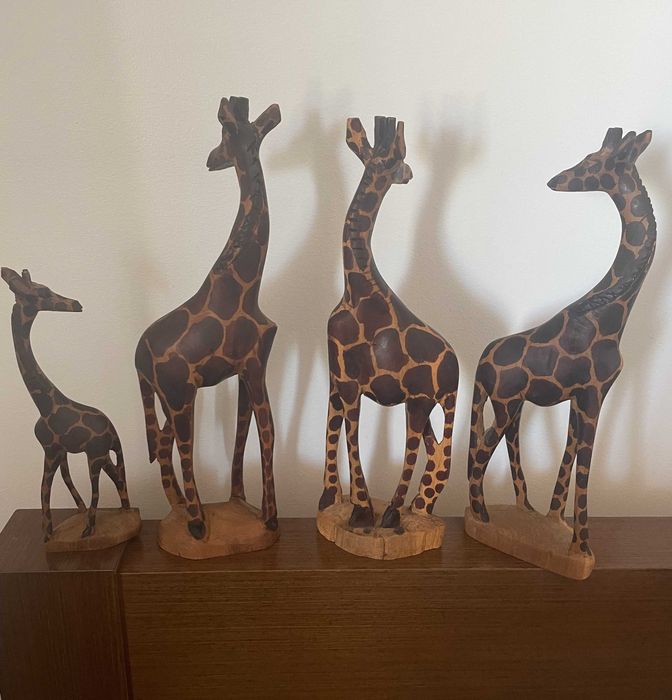 Conjunto de 4 girafas vintage esculpidas em madeira, artesanato africano