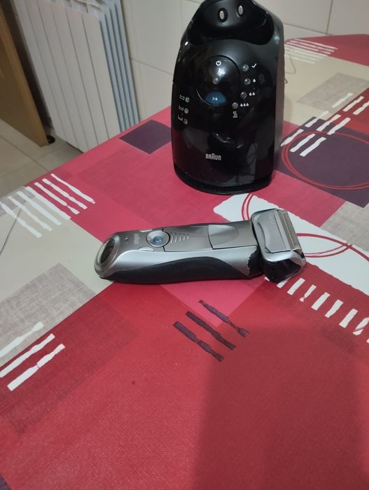 Máquina de barbear e estação de limpeza e carregamento