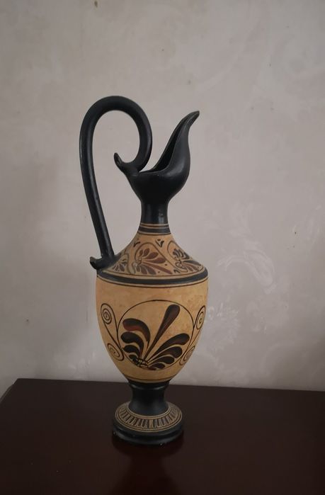 Jarrão com motivos gregos.