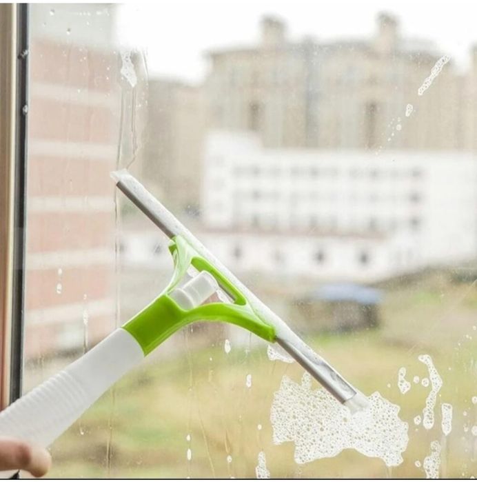 Прилад для миття скла з розпилювачем