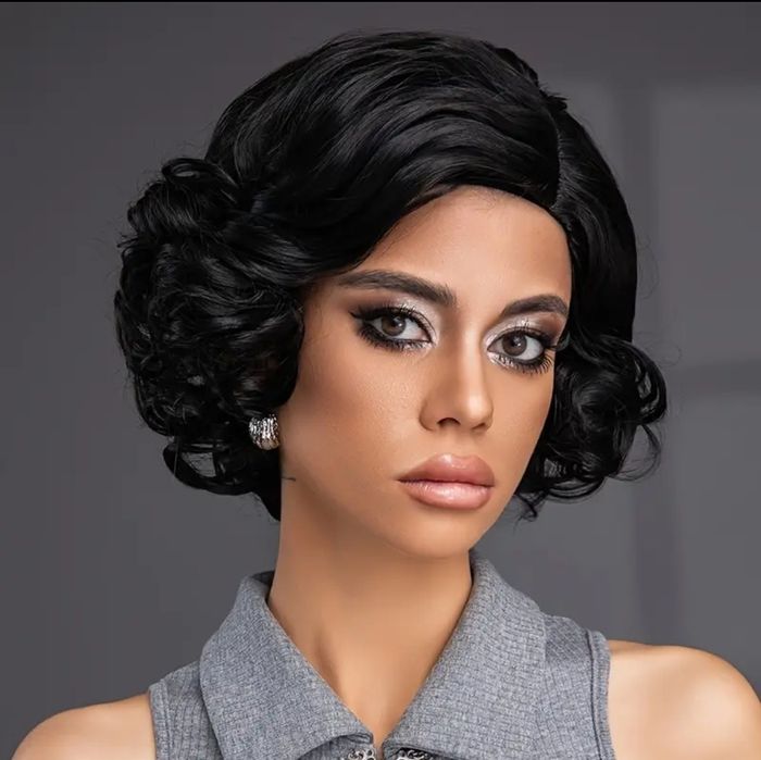 Krótka peruka z falami