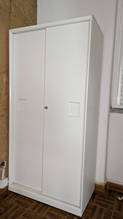 Armário branco em metal