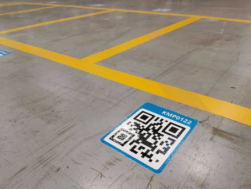 Oznakowanie parkingu garażu malowanie pasów znaków piktogramy bhp