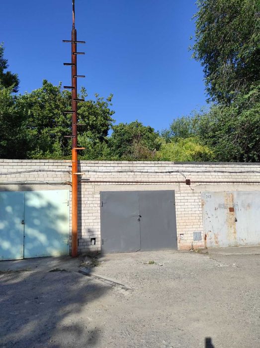 Капітальний гараж на ж/м Тополь-2. Перша лінія на в'їзді в кооператив.