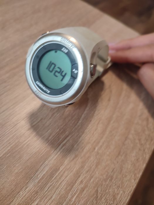 Умные часы kalenji Geonaute onmove 220. цвет белый