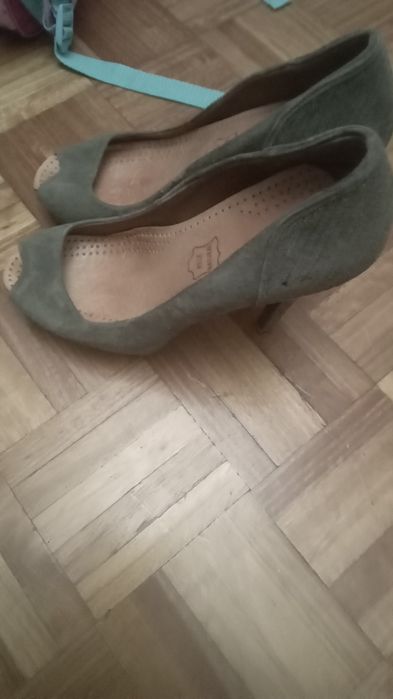 Sapatos cinzentos