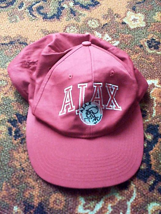 Бейсболки клубів Аякс Амстердам та Динамо Дрезден