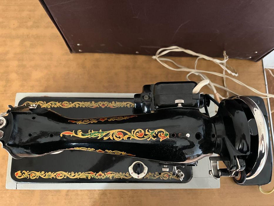 Швейная машинка с электроприводом. Рабочая.