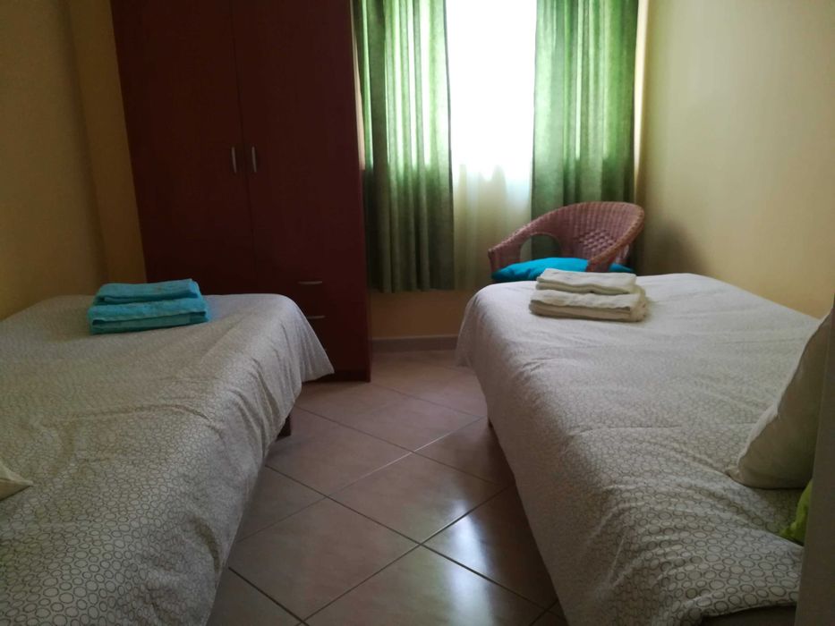 Apartamento amplo com terraço, garagem e perto da praia