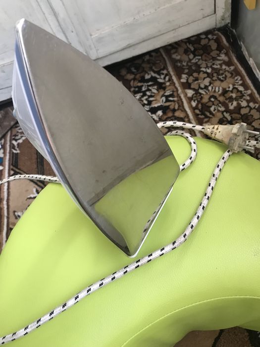 Электроутюг , утюг.