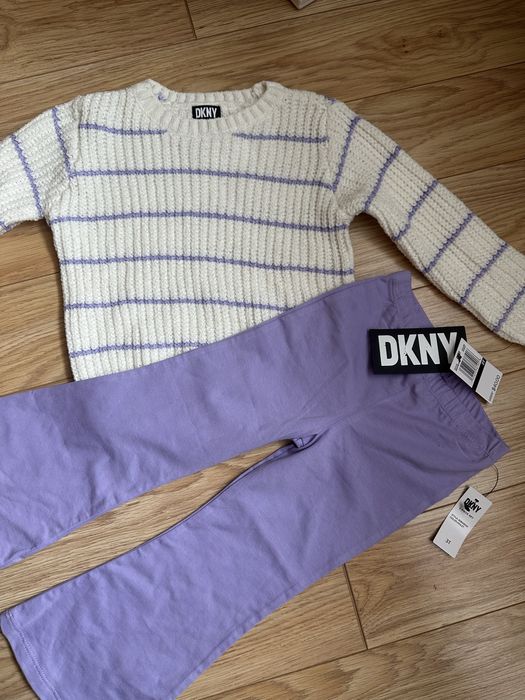 Komplet zestaw dziewczęcy DKNY 98 3 lata spodnie sweter biały fiolet