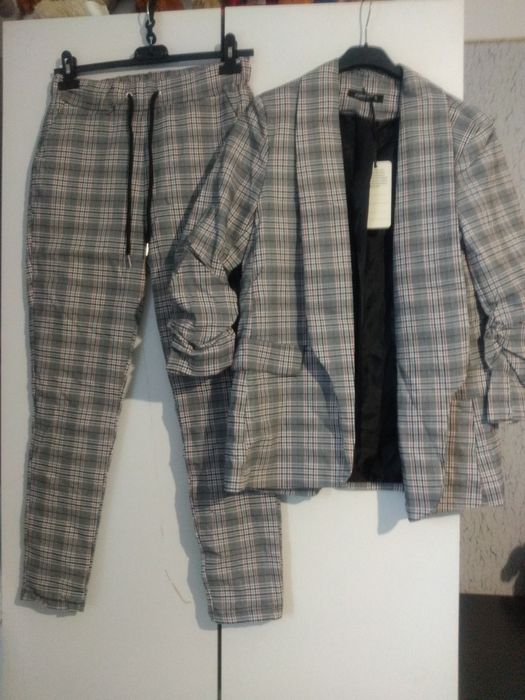 Nowy z metką garnitur w kratę