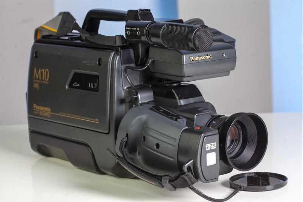 Профессиональная видеокамера Panasonic M10 для сьёмки ретро-видео в формате 1990х.