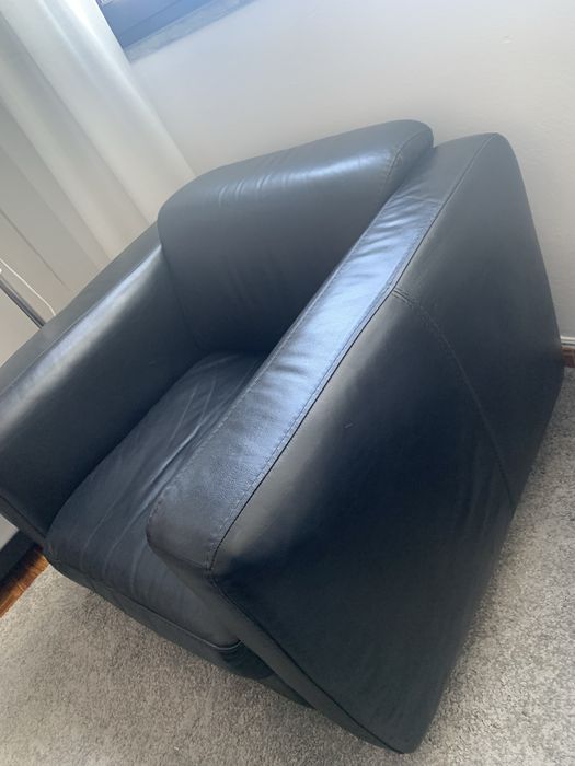 Sofá individual em pele verdadeira, usado mas em otimas condicoes