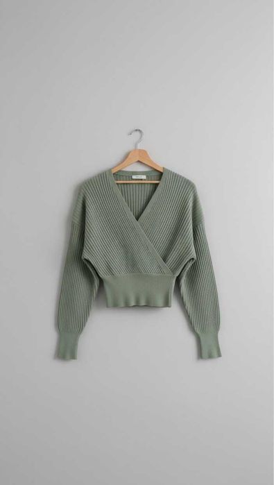 Kopertowy dziergany sweter w zielonym kolorze NA-KD