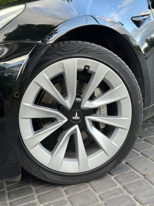 Tesla Model 3.