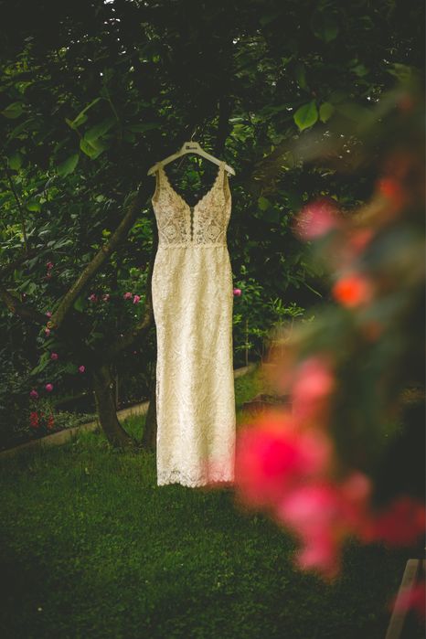 Suknia ślubna, dopasowany krój, koronka