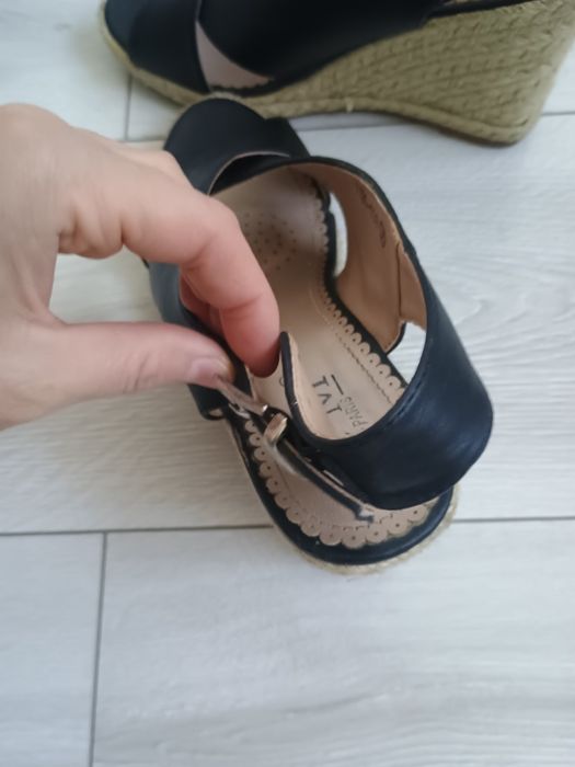 Sandały damskie na koturnie
