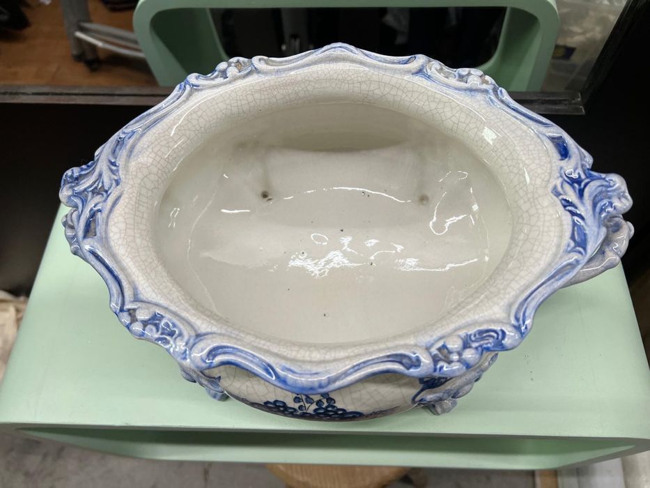 Terrina com tampa de porcelana com pés