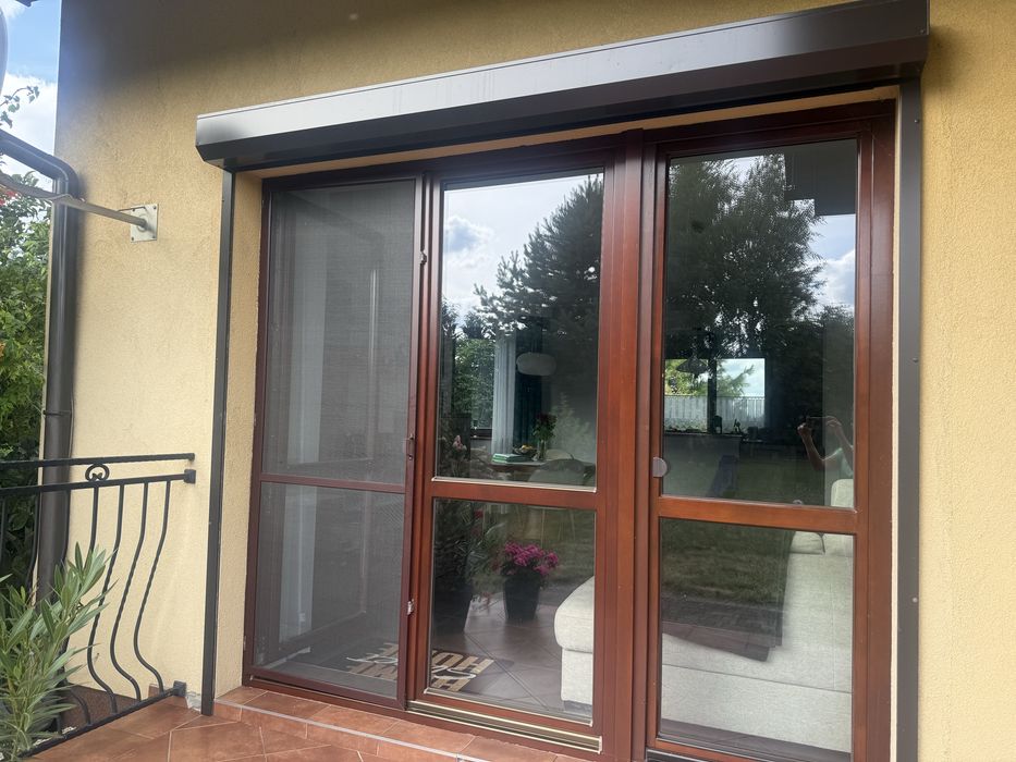 Okno drewniane 3 skrzydłowe z moskitierą na lewym skrzydle.