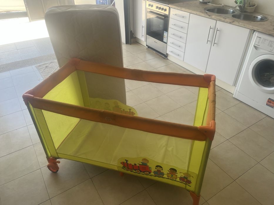 Cama de viagem inclui colchao