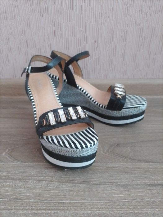 Босоніжки на платформі