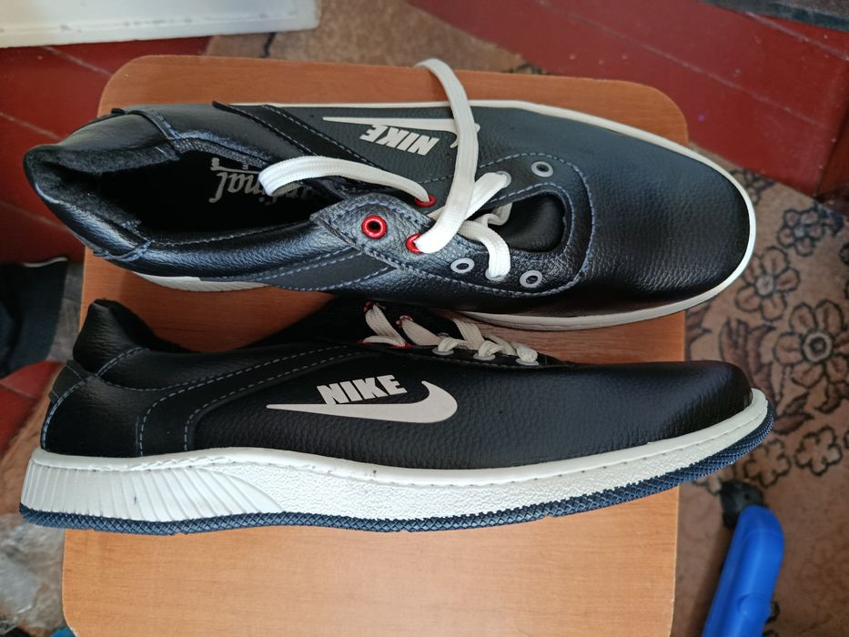 Продам чоловічі кросівки