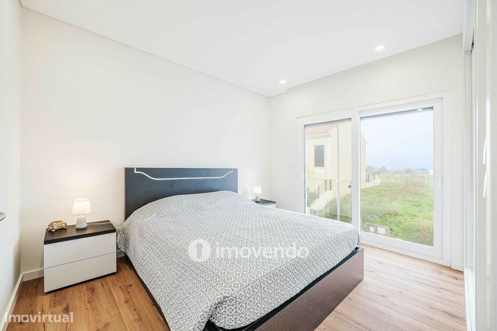 Moradia T3+1 moderna e exclusiva, com garagem e jardim, em Porto Salvo
