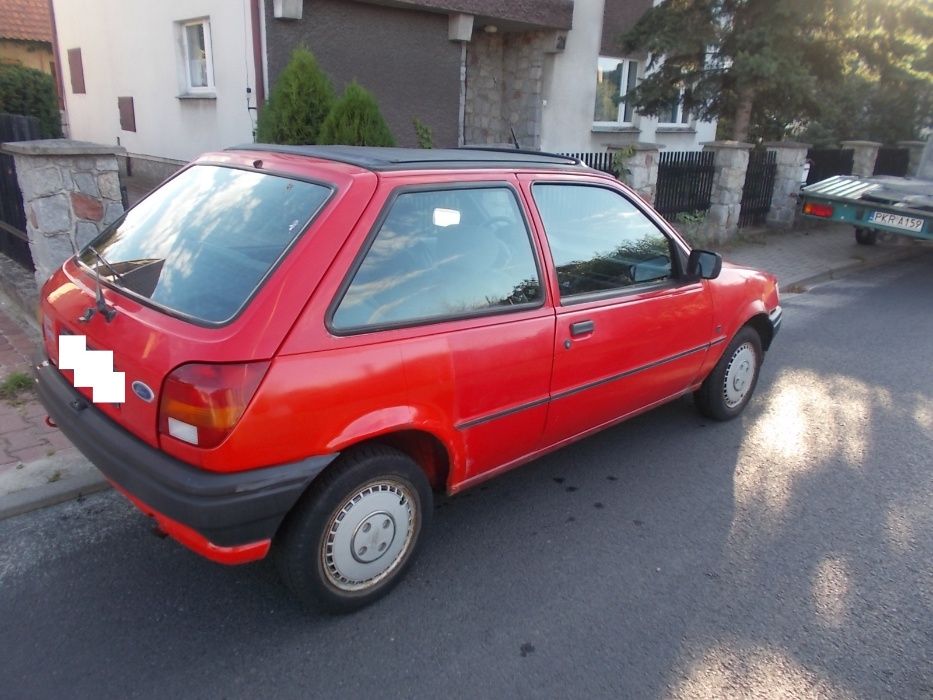 Ford Fiesta MK3,kolor czerwony,1,3 benzyna,przeznaczony na części