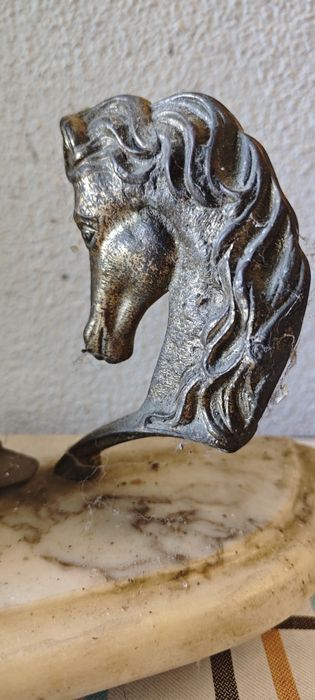 Relógio de mesa antigo decorativo em metal e mármore, estilo vitoriano