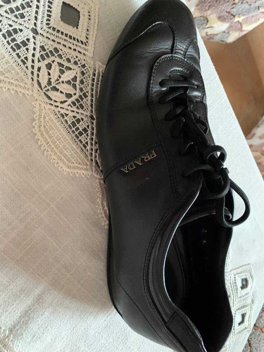 Шкіряні кросівки Prada