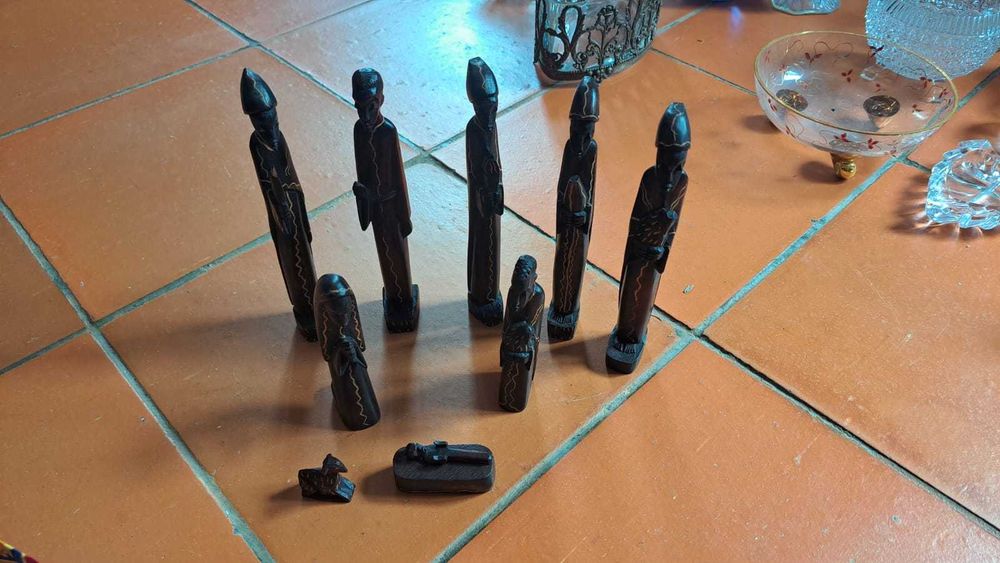 Presépio de Arte Africana Esculpido à Mão em Madeira Maciça