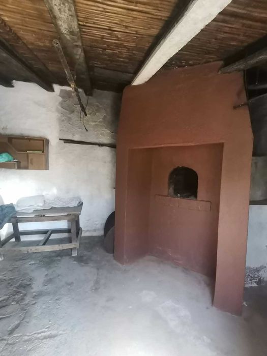 Vende-se casa para recuperar nos arredores de Almodôvar
