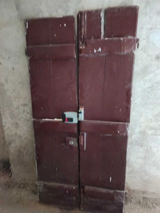 Portas antigas, com trinco elétrico + fechadura tradicional